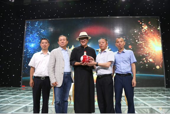 10孙楠及领导与“茅台不老酒”合影.png